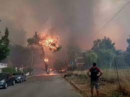 Συγκλονιστικές εικόνες από τη φωτιά στη βαρυμπόμπη που καίει ανεξέλεγκτη, απειλώντας ζωές. 27kataf5jb3ewm