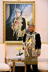 Ke bawah duli yang maha mulia sultan abu bakar diputerakan pada 29 mei 1904 di istana hinggap, pekan bonda baginda, tengku kalsum merupakan puteri kepada y.bhg. Mystory A Twitter 2 Yang Mulia Tengku Abu Bakar Ahmad Yang Mulia Adalah Suami Kepada Puteri Sulong Kdymm Sultan Pahang Ke 6 Iaitu Yang Amat Mulia Tengku Puteri Raja Tengku Puteri Iman Afzan