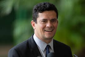 Juge fédéral, il accède à la célébrité internationale lors de l'éclatement de l'opération lava jato. Sergio Moro Chama Manifestacoes Pro Governo De Festa Da Democracia Poder360