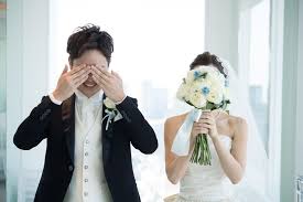 ブーケだけじゃない お顔隠しショット を二人で可愛く撮る方法はいっぱいあります にて紹介している画像 顔隠し 結婚式 写真 ウェディング