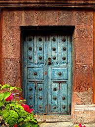 Blue Door With Bougainvilleas By Mexicolors Art Photography Eski Kapilar Tablolar Tarihi Evler
