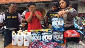 Nonton online di vidio demi memberi keempat anaknya susu, seorang pria nekat mencuri susu bubuk di sebuah minimarket. Juru Parkir Tertangkap Curi Susu Formula Untuk Bayinya