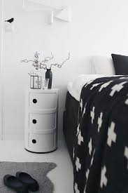 epingle par femke brooks sur home interior kartell componibili decoration petite chambre table de chevet ronde