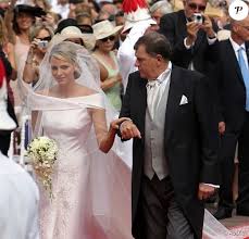 Pour le mariage de victoria de suède, charlene s'offre une veritable robe de princesse, un modèle fait pour elle. Mariage D Albert Et Charlene Quand La Mariee Fait Son Entree Purepeople