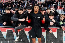 Gakpo toonde een zwart ondershirt met de tekst 'eindhovenaar'; Psv Twitter à²¨à²² à²² Cody Gakpo Eindhovenaar Psvhee