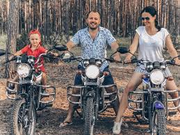 А еще рядом с ним жена, дочь и сын. Yaroslav Sumishevskij Biografiya I Lichnaya Zhizn Pevca Pesni Otnosheniya S Zhenoj