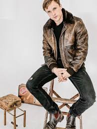 Listen.william moseley's acting as peter pevensie in prince caspian (2008) was.so good.i will never get over it.the pure emotion in the drawbridge. William Moseley