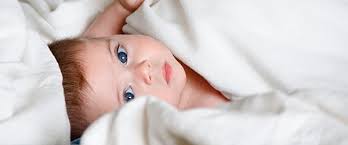 Dimineata cand se trezeste e transpirata toata, cu toate ca dormim cu geamul larg deschis si patutul e langa. Elija Un Colchon Para El Bebe