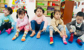 Kỹ Năng Sống: Bé Tập Đi Tất Lớp 3 Tuổi C1