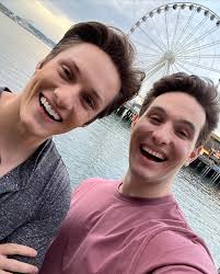 Dumper of .. Hawaii, Park Saturdays, And one of my best buds broadway  debut. Dumps are the way to go these days. 🤙🏻❤️