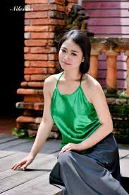 Perempuan perkotaan disukai yang putih, merah muda atau merah. Pin On Vietnam Traditional Dress Ao Yem