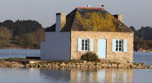 The base of the bretagne is composed of spruce blockboard bed frame boards and a poplar plywood footboard with polyurethane foam padding. La Bretagne Alliance Francaise De Darwin