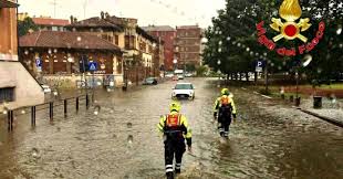 Forte nubifragio per una decina di minuti sulla città di milano. Maltempo Lombardia Nubifragio Su Milano Esondato Il Seveso Ripresa La Circolazione Tra Cadorna E Bovisa Danni All Aeroporto Di Bergamo Ma Voli Regolari Il Fatto Quotidiano