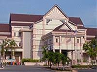 Il renferme une petite collection d'objets issus des fouilles archéologiques menées aux alentours de. Muzium Negeri Kedah Wikipedia Bahasa Melayu Ensiklopedia Bebas