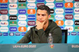 Coca cola shares dropped from 56.10 dollars to 55.22 dollars almost immediately after ronaldo 's gesture, meaning the company's value fell from 242bn dollars to 238bn dollars. 2ggtxmbh Ahwrm