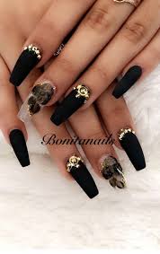 Unas uñas decoradas de negro representan elegancia, sensualidad y misterio. 5 Gorgeous Black Nail Designs For You To Try Check Them All Nails Design With Rhinestones Black Nail Designs Gorgeous Nails