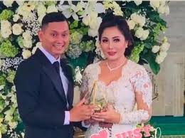 Terutama dalam hal pribadi seperti pilihan politik dan keyakinan. Beda 18 Tahun Dengan Emma Waroka Gimana Bagoes Jelaskan Ke Keluarga