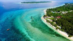While not completely void of a dirty, beaten labuan bajo is certainly small enough to explore on foot, however, bemos (minivans), and motorbike taxis are available. 122 Ribu Turis Berkunjung Ke Labuan Bajo Regional Liputan6 Com