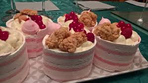 C Est Une Meringue Italienne Poche A La Facon De Cyril Lignac Dans Le Vacherin Revisite Desserts Food Pudding