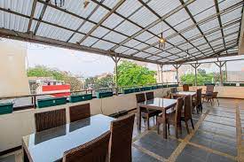 Hanya perlu waktu 30 menit berkendara menuju gunung tangkuban perahu dan 45 menit berkendara dari mata air panas ciater. Bantal Guling Alun Alun Bandung Booking Murah Di Tiket Com