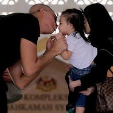 Sabarlah hati, semoga saya ada pengganti lebih baik, tulisnya alifa berkata, dia sengaja mencabar dirinya untuk hadir ke majlis itu kerana mahu membuktikan kepada bekas suami bahawa dia kuat dan tenang menghadapi. Ramai Peminat Mahu Goda Bekas Suami A Aida