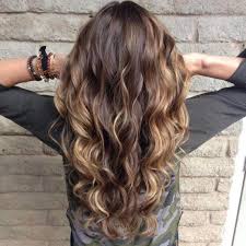 Pour des cheveux châtain foncé, un balayage aux reflets noisette ou cuivrés serait parfait pour donner plus de lumière au teint. Balayage Cheveux Brun Et Si On Tentait Une Nouvelle Technique