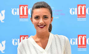 Mata hari è la canzone che ha rappresentato l'azerbaigian all'eurovision song contest 2021 interpretata da efendi. Canzone Segreta Abiti Di Serena Rossi Quanto Costano