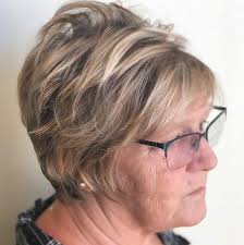 La faute à ne surtout pas commettre selon l'expert quand on est porteuse de lunettes après 50 ans, c'est la frange. Relooking Coiffure Femme 50 Ans Nos Idees De Looks Avec Lunettes