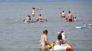 Vannak, akik a természetes vizeket részesítik előnyben a lassan két hete tartó hőhullámban, s vannak, akik a strandokat választják. Drasztikusan Valtozik Iden A Balatoni Strandolas Egyenruhas Strandjaroroket Vetnek Be Nlc