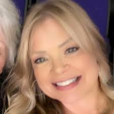 Elly Henderson's Instagram, Twitter & Facebook