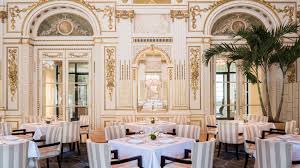 The menu features some french specialties guests adore, as well as some unique dishes like charred mackerel. Lebensmitteln The Peninsula Paris
