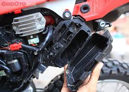 Cara terbaik untuk mengambil kunci yang tertinggal dalam mobil adalah dengan kunci cadangan. Ada Bagasi Rahasia Di Honda Crf150l Cara Bukanya Modal Gopek Dulu Gridoto Com