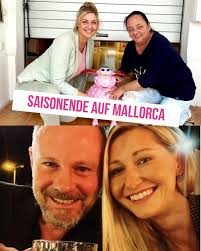 It's a wrap! @sascha_thielen schreibt: „Saison 2022 geschafft“ Gemeinsam  mit seiner Freundin @kathrinwestenburger hat er die diesjährige Saison im  @red.rubber.duck gerockt! Ein Grund anzustoßen🥂 Und auch Jenny beendet die  diesjährige Saison. Bis