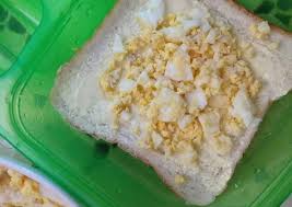 Setelah terbalur dengan rata, goreng adonan dengan setelah tercampur, goreng adonan menggunakan teflon. Roti Sandwich Telur Hancur