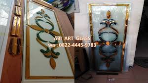 Kaca rayban kaca ini sebenarnya termasuk dari kaca bening, namun dibuat dengan tambahan lapisan atau lembaran warna kaca patri. Pengrajin Kaca Patri Kaca Inlay Kaca Hias Home Facebook