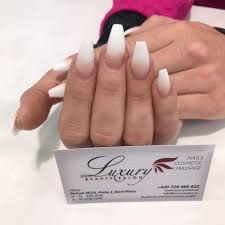 I když práce s obyčejným lakem je zřejmě nejsnazší, je třeba počítat s tím, že takovýto lak nevydrží. Ombre Matna Pink White Francie Luxury Salon Praha Facebook