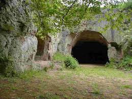 Bildergebnis für große höhle im wald
