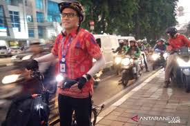 Kau berterima kasih pada semesta ini. Pesepeda Kehilangan Hak Melintas Di Jalur Sepeda Jalan Tomang Raya Antara News