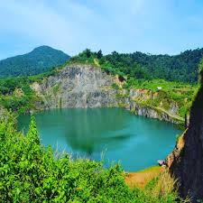 Danau air tawar yang terbentuk dari penambangan ini hijau dan indah dipandang. Travelgraphy Danau Jayamix Bogor Travelgraphy