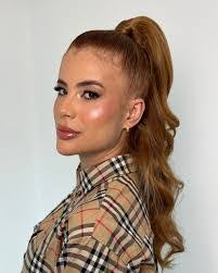 Caroline Hoff's Instagram, Twitter & Facebook