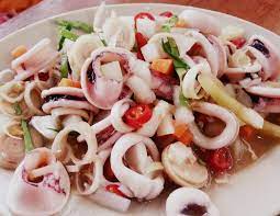 Hidangan kerabu sotong ala thai ni memang sesuai sangat dijadikan sebagai pembuka selera! Kerabu Sotong Ringkas Dan Mudah Resepi Masakan Malaysia