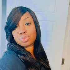 I forgot to tell you guys about Corie's Creations STL who I met at the  foodie festival last week hosted by Cortney Kravings at The KRe8 Place  downtown. This was the first