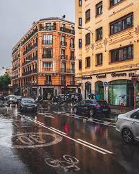 صباحات الشتاء الممطرة من زوايا شوارع العاصمة مدريد Instagram Street View Photography Wallpaper