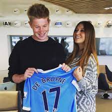 Kevin de bruyne has been named the surprise winner of the pfa player of the year award, with fans expecting ruben dias or harry kane to lift the award. Kevin De Bruyne S Girlfriend On Man City Move We Re Ready For A New Chapter In Our Life Mirror Online