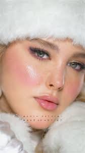 «میکاپ روز کریسمس؛ یه ذره درخشش، یه ذره قرمز، و کلی حالِ خوب ✨🎄, کریسمس  یعنی برق بزنی، حتی اگه بیرون برف نیست.», یا اگر شیک‌تر و مینیمال‌تر  می‌خوای:, «کریسمس، قرمزِ لب‌ها و نوری که از صورت میاد 🎄✨, ...