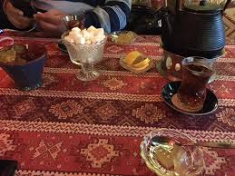 وإن كان أصل هذا التقليد بريطانيا إلا أنه تطور بمرور السنين. Ù…Ù† Ø¹Ø§Ø¯Ø§Øª ØªÙ‚Ø¯ÙŠÙ… Ø§Ù„Ø´Ø§ÙŠ Ø§Ù„Ù…Ø´Ø±ÙˆØ¨ Ø§Ù„Ø§ÙˆÙ„ ÙÙŠ Ø§Ø°Ø±Ø¨ÙŠØ¬Ø§Ù† Ø§Ù†Ù‡ Ø¨ÙŠØªÙ‚Ø¯Ù… Ù…Ø¹Ø§Ù‡ Ù…Ø±Ø¨Ù‰ Ø§ÙŠÙˆÙ‡ Ù…Ù†ØªØ¯ÙŠ Ø§Ù„Ù…Ø³Ø§ÙØ±ÙˆÙ† Ø§Ù„Ø¹Ø±Ø¨