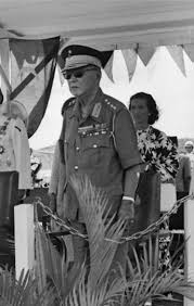 He succeeded his father sultan ismail upon the latter's death on 10 may 1981. Warisan Raja Permaisuri Melayu Almarhum Baginda Sultan Ismail Al Khalidi