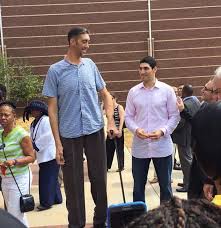 Clădirea este realizată în special din oţel şi este destinată spaţiilor de birouri pentru companii. Foto Un Baschetbalist S A Fotografiat AlÄturi De Cel Mai Inalt Om Din Lume Iar DiferenÈa Este Uimitoare Cat MÄsoarÄ Sultan Kosen UriaÈul Turc News Crawler