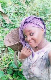 Une jeune #Apindji du Gabon 🇬🇦 en pleine récolte 🌾 🌾 << La terre ne  ment pas >> @Muriel Ndombina Les Apindji du Gabon 🇬🇦 💫