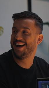 Nasrdin geeft ons een exclusief kijkje in de Bestemming X bus. De  belangrijkste plek voor de kandidaten in hun reis door Europa 🚍  #BestemmingX